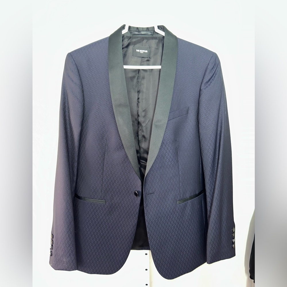 THE KOOPLES Stylish Men's Navy Blazer with Black Lapel Beautiful detailing!!!!